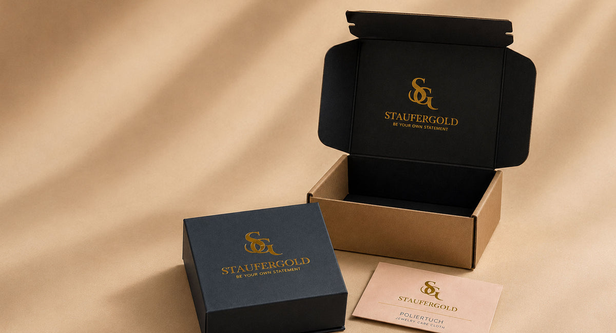 Frau mit Staufergold Schmuck in einem persönlichen Moment