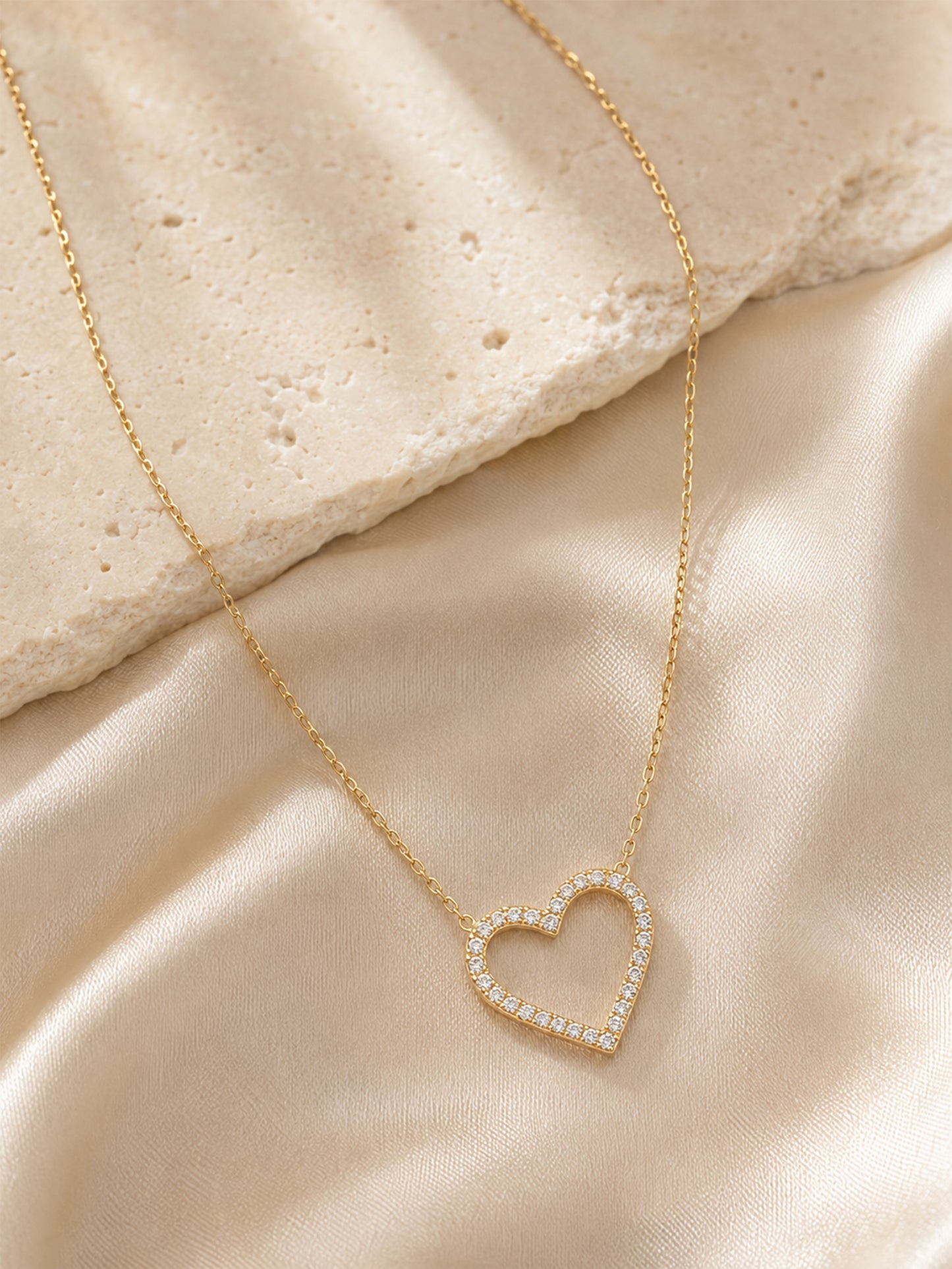 Moissanit-Halskette „Open Heart“ – Offenes Herz mit Pavé (0,3 ct)