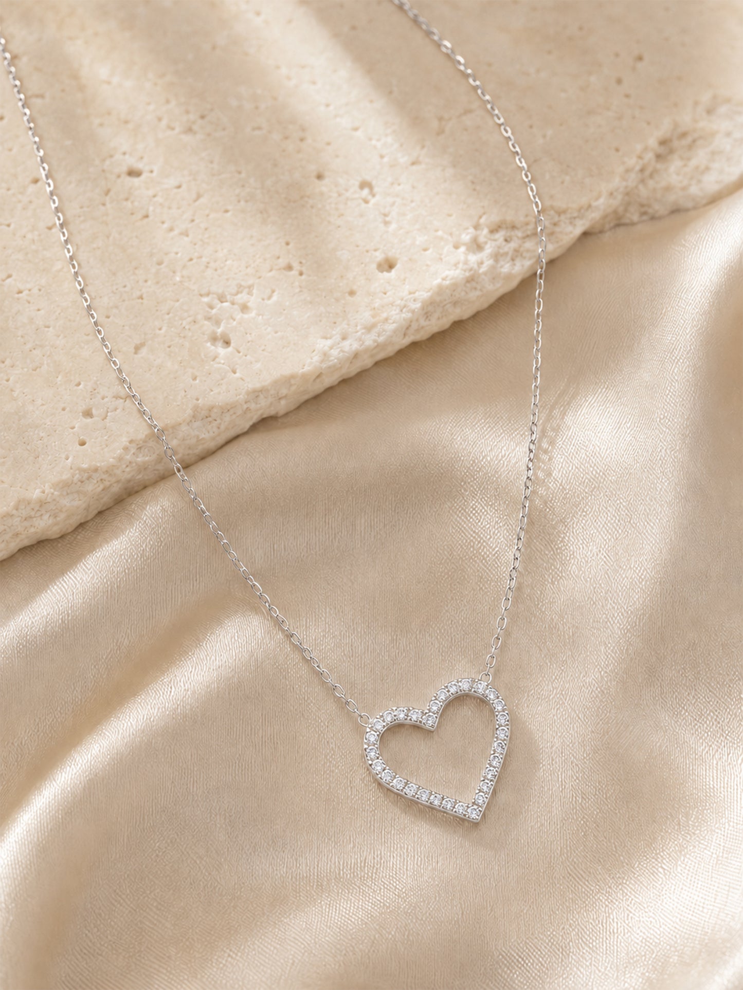 Moissanit-Halskette „Open Heart“ – Offenes Herz mit Pavé (0,3 ct)