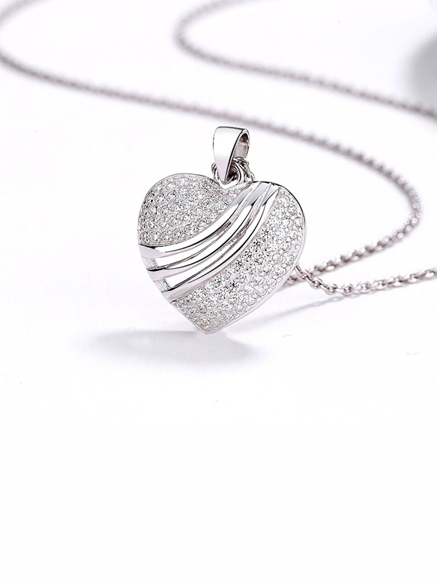 Kette „Herzfunken“ – Herzanhänger mit Pavé-Funkeln & glänzenden Wellen – Silber