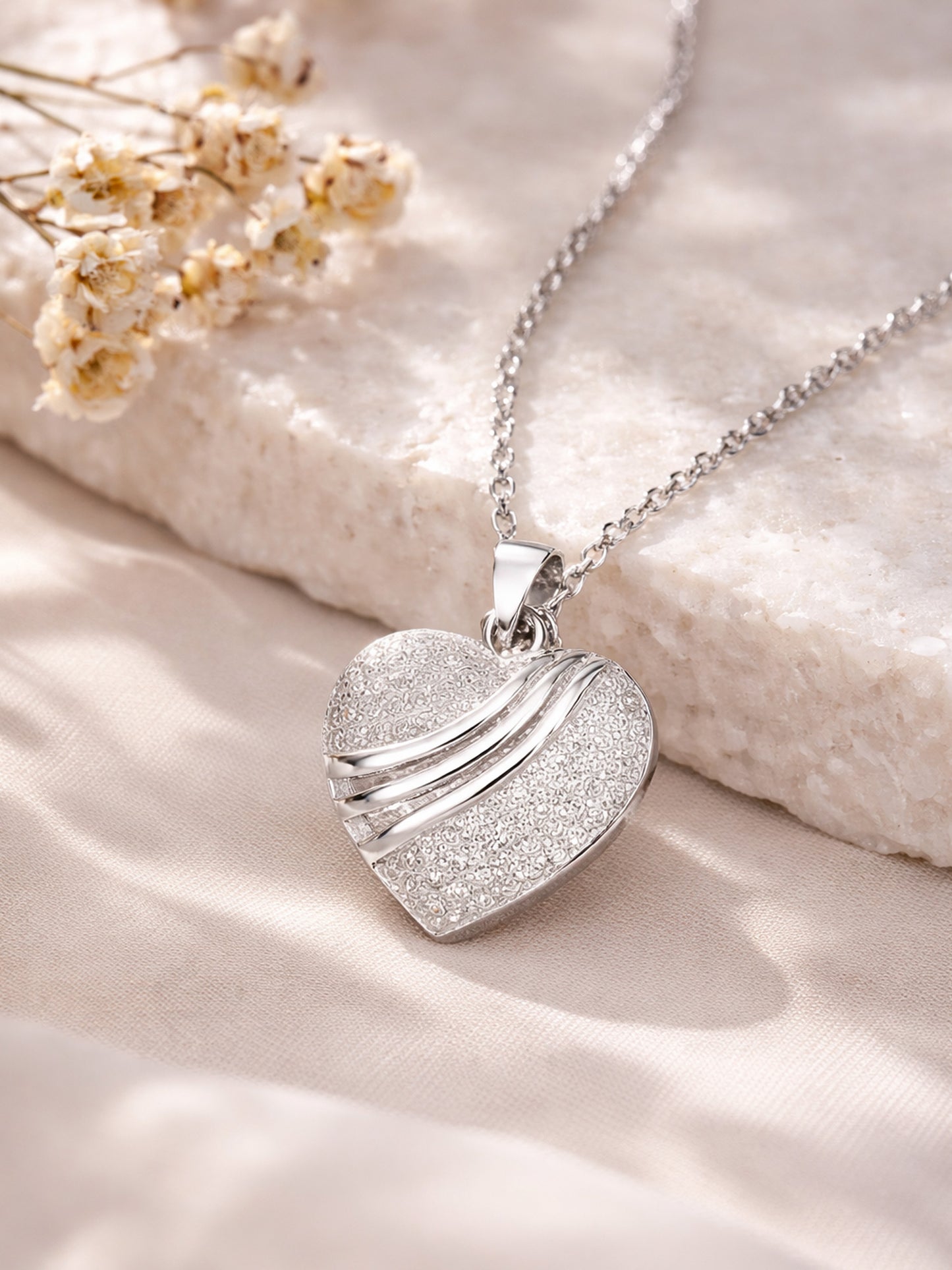 Kette „Herzfunken“ – Herzanhänger mit Pavé-Funkeln & glänzenden Wellen – Silber