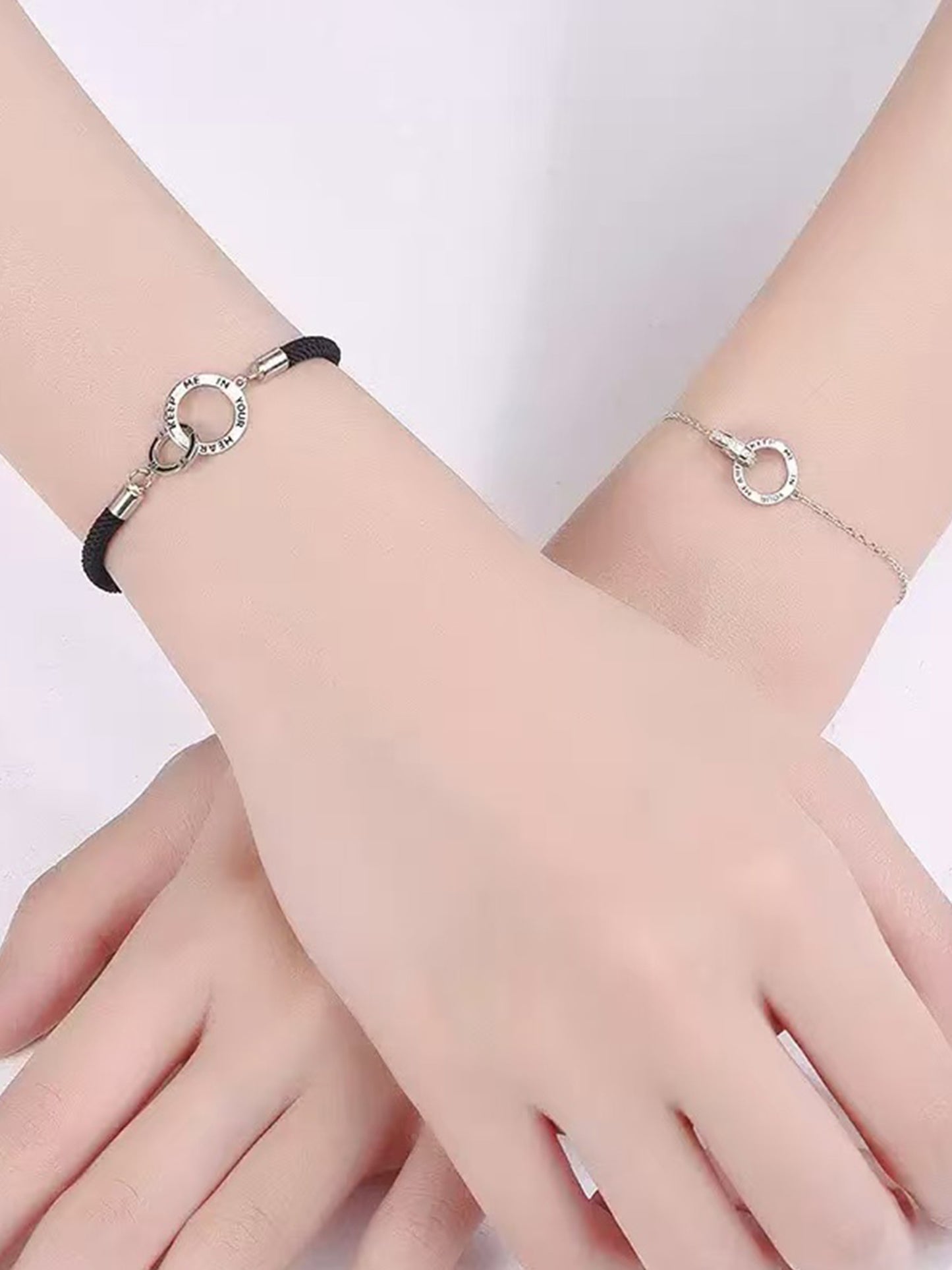 Partner-Set „Versprechen“ – Silberarmband für Frauen & schwarzes Herrenarmband mit Gravur-Charm