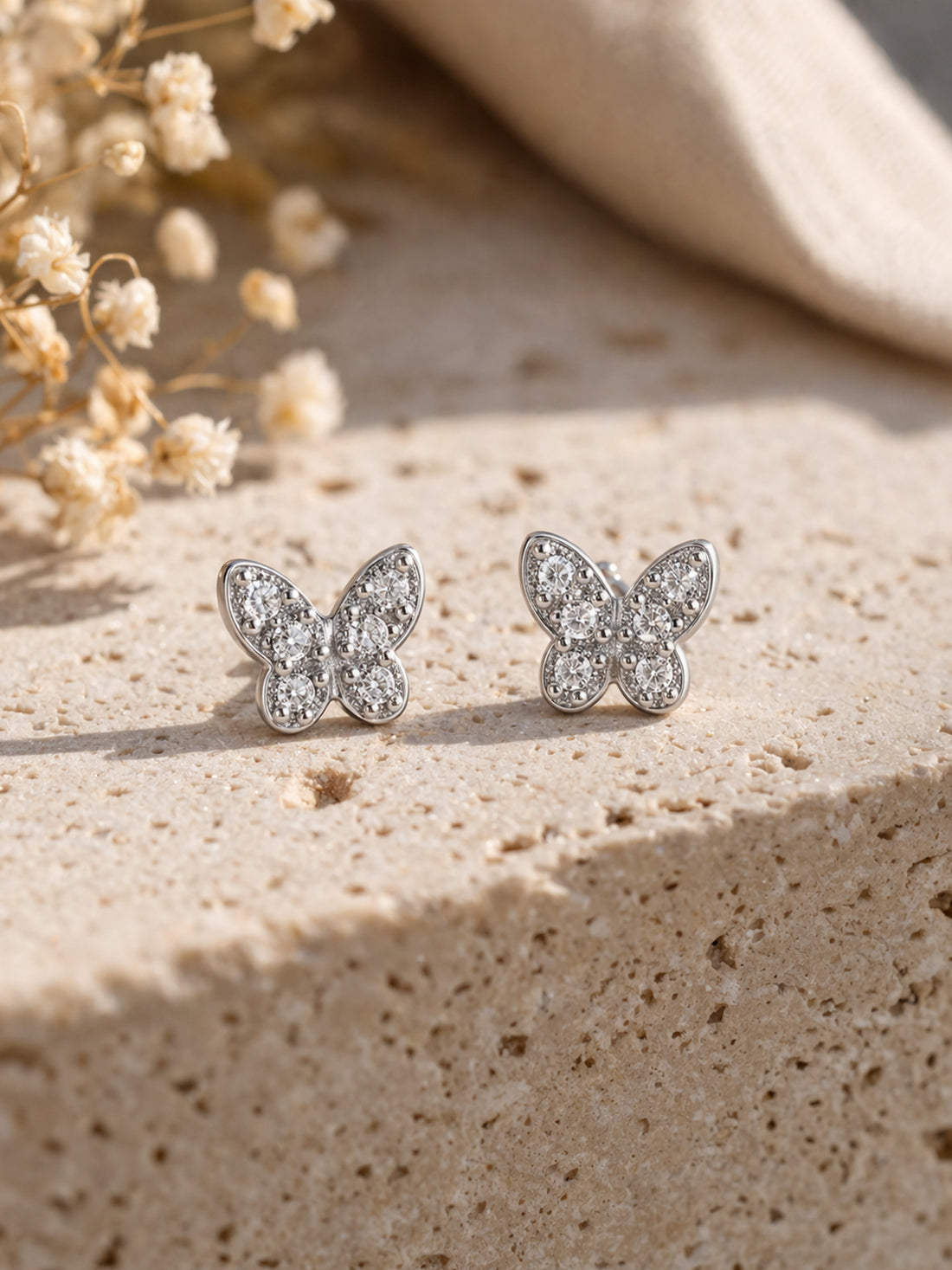 Ohrstecker „Flügelkuss“ – Schmetterling mit Zirkonia-Funkeln – Silber – 925 Sterling Silber