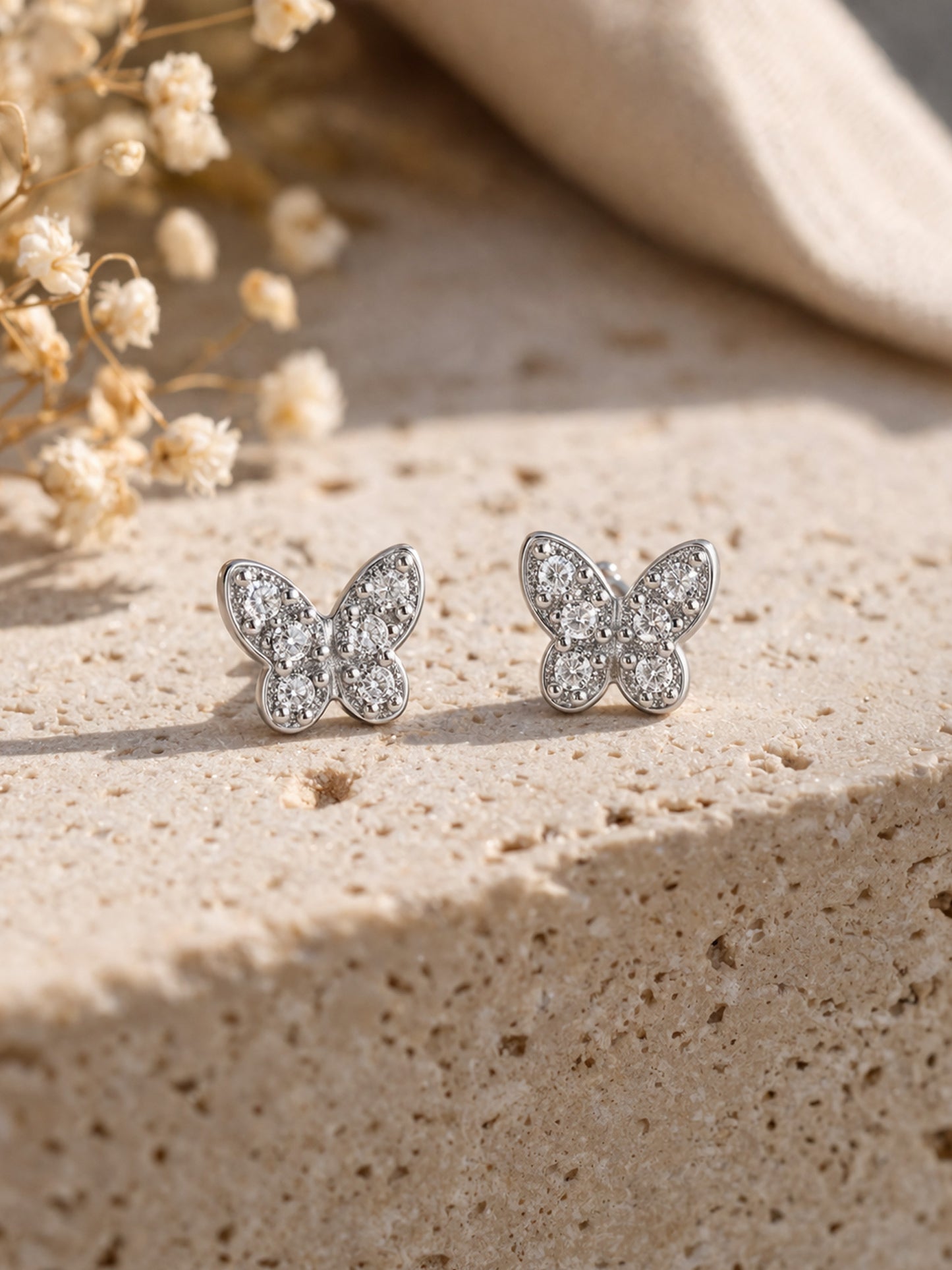 Ohrstecker „Flügelkuss“ – Schmetterling mit Zirkonia-Funkeln – Silber