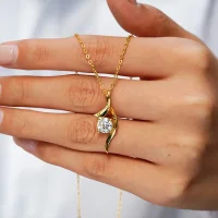 Moissanit Halskette Swing – Eleganz in Bewegung Gold
