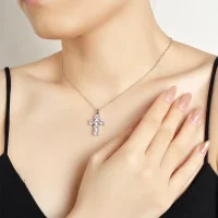 Moissanit Kreuzanhänger „Lumina Cross“ – 3 ct