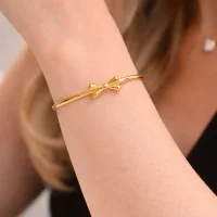 Armreif „Schleifenfein“ – offenes...