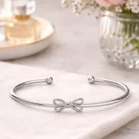 Armreif „Schleifenfein“ – offenes Armband mit Schleife