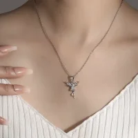 Kette „Feenlicht“ – Fee-Anhänger mit funkelnden Flügeln, zart & verspielt – Silber