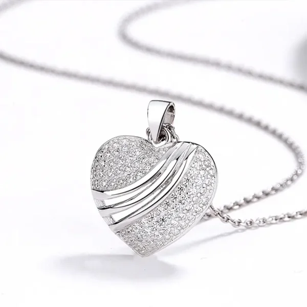 Kette „Herzfunken“ – Herzanhänger mit Pavé-Funkeln & glänzenden Wellen – Silber