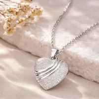 Kette „Herzfunken“ – Herzanhänger mit Pavé-Funkeln & glänzenden Wellen – Silber